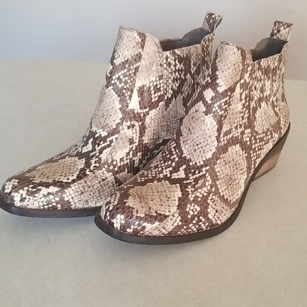 VINCE CAMUTO Womens Snake Print Bootie 8 M